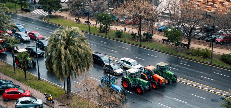 Grupo de tractores llegando a la manifestación por el campo valenciano en febrero del 2022
